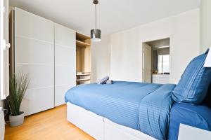 Ένα ή περισσότερα κρεβάτια σε δωμάτιο στο Heart of Paris 2BR-8P Musee du Louvre 4 Free Netflix