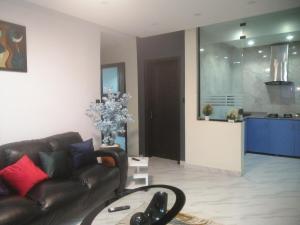 Cucina o angolo cottura di Enchanting Two bedroom Home with Pool