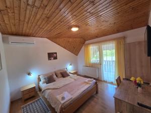 Postel nebo postele na pokoji v ubytování Apartman & Sobe Orhideja + 37 fotografií