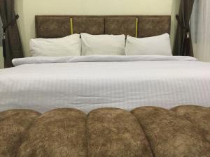 Letto o letti in una camera di Enchanting Two bedroom Home with Pool