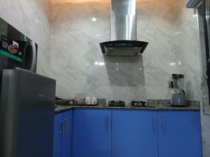 Cucina o angolo cottura di Enchanting Two bedroom Home with Pool
