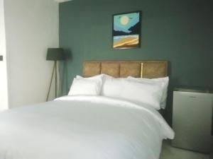 Letto o letti in una camera di Enchanting Two bedroom Home with Pool