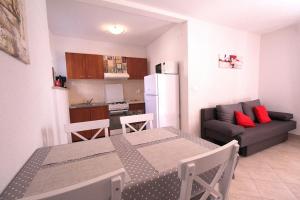 Kuchyň nebo kuchyňský kout v ubytování Apartments Mima