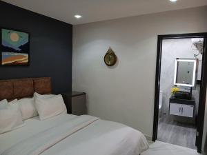 Letto o letti in una camera di Enchanting Two bedroom Home with Pool
