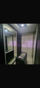 a bathroom with a mirror and a table in a room at Apartamento mobiliado in Goianésia