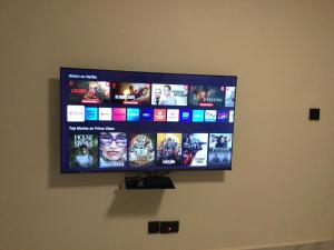 TV o dispositivi per l'intrattenimento presso Enchanting Two bedroom Home with Pool