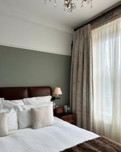 Voodi või voodid majutusasutuse Hotel Atlantiis Suites Near IGI Airport toas