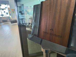 Flat particular no Hotel Grand Mercure com varanda, garagem e wi-fi的电视和/或娱乐中心