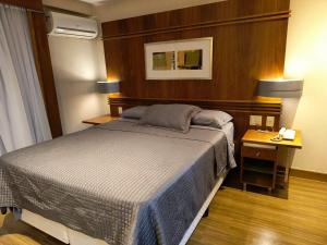 Flat particular no Hotel Grand Mercure com varanda, garagem e wi-fi客房内的一张或多张床位