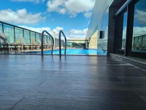 Flat particular no Hotel Grand Mercure com varanda, garagem e wi-fi内部或周边的泳池