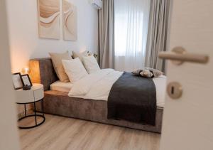 Voodi või voodid majutusasutuse Hotel Atlantiis Suites Near IGI Airport toas