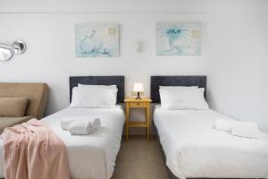 2 camas en una habitación con sofá en Pyr Studio by Alfresco Stays, en Fuengirola 18 fotos más