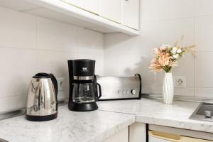Una cocina o zona de cocina en Pyr Studio by Alfresco Stays
