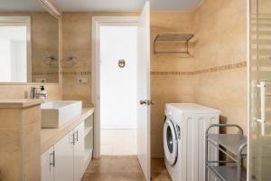 Un baño de Pyr Studio by Alfresco Stays