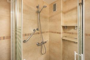 Un baño de Pyr Studio by Alfresco Stays