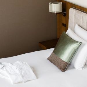 Voodi või voodid majutusasutuse Hotel Atlantiis Suites Near IGI Airport toas