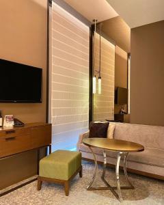 Televiisor ja/või meelelahutuskeskus majutusasutuses Hotel Atlantiis Suites Near IGI Airport