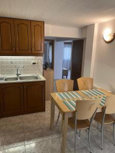A kitchen or kitchenette at Jim's House