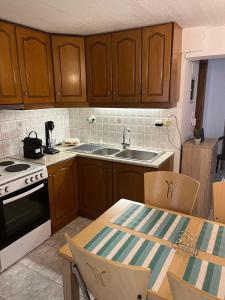 A kitchen or kitchenette at Jim's House