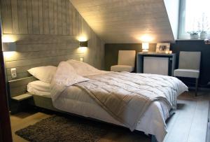 Postel nebo postele na pokoji v ubytování Gîte "C'est mon Daim" - 4 personnes - jacuzzi et sauna + 8 fotografií