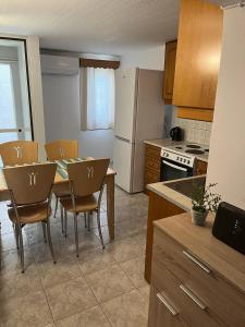 A kitchen or kitchenette at Jim's House