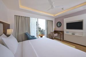 Golden Tulip Vagator Goa客房内的一张或多张床位