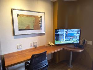 Flat particular no Hotel Grand Mercure com varanda, garagem e wi-fi的电视和/或娱乐中心
