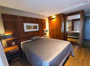 Flat particular no Hotel Grand Mercure com varanda, garagem e wi-fi客房内的一张或多张床位