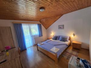 Postel nebo postele na pokoji v ubytování Apartman & Sobe Orhideja