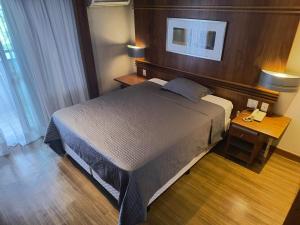 Flat particular no Hotel Grand Mercure com varanda, garagem e wi-fi客房内的一张或多张床位