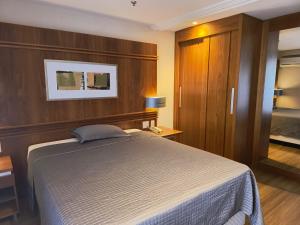 Flat particular no Hotel Grand Mercure com varanda, garagem e wi-fi客房内的一张或多张床位