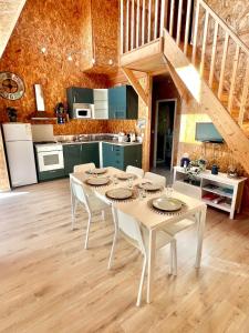 Kuchyň nebo kuchyňský kout v ubytování Chalet Bois Surf 5 min à pieds de l'océan