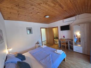 Postel nebo postele na pokoji v ubytování Apartman & Sobe Orhideja