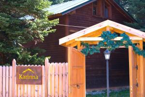 una recinzione in legno con un cancello di fronte a una casa di Karinna Orman Evleri & Non Alcohol a Uludag