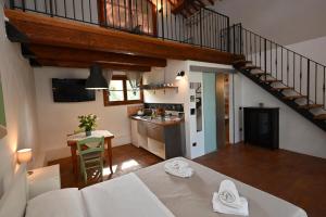a living room with a staircase and a kitchen at Villa al Furlo con Idromassaggio in Pagino