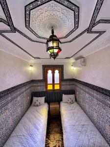 2 Betten in einem Zimmer mit einer Decke in der Unterkunft Apartment with rooftop access in Marrakesch