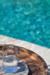 A piscina localizada em Kalea Mykonos ou nos arredores