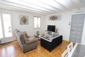TV a/nebo společenská místnost v ubytování Saint Cyprien maison avec piscine