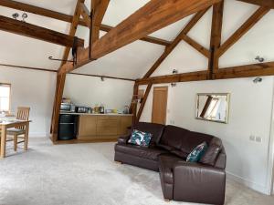 スタンフォードにあるThe Old Seed Storeの革張りのソファとテーブルのあるリビングルーム