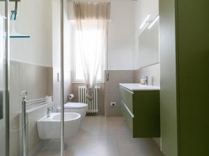 Ένα μπάνιο στο Mountain View Apartment Lecco Centro +38 φωτογραφίες