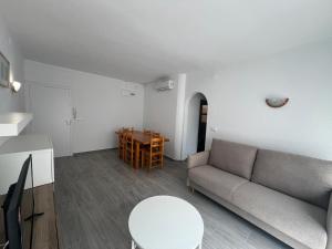 Posezení v ubytování Bonito Apartamento en el centro de Rosas AV-77