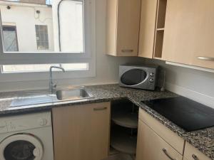 Kuchyň nebo kuchyňský kout v ubytování Bonito Apartamento en el centro de Rosas AV-79 + 30 fotografií