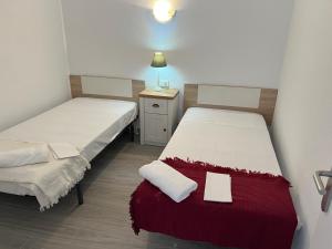 Postel nebo postele na pokoji v ubytování Bonito Apartamento en el centro de Rosas AV-79