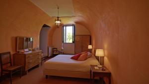 CelsoにあるPalazzo Mazziottiのベッドとドレッサーと鏡のある寝室