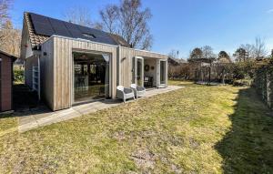 a small house with a solar roof on a yard at Lauwersrust in Lauwersoog