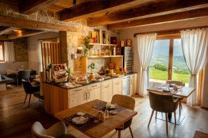 uma cozinha com uma mesa e uma sala de jantar em Aura Relais em Urbino