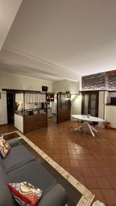ニコロージにあるLa Casa della Guidaのソファとテーブルのあるリビングルーム