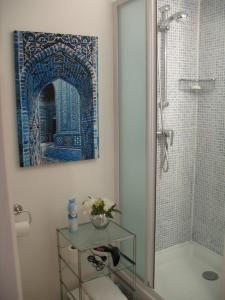 a bathroom with a shower and a glass table at Domus Dulcis in Ribérac