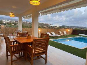Bazén v ubytování Villa Daphne - Coral Bay - Surrounded by Nature - Absolute Privacy nebo v jeho okolí