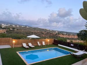 Bazén v ubytování Villa Daphne - Coral Bay - Surrounded by Nature - Absolute Privacy nebo v jeho okolí